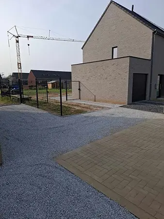 Jardin et ciel bleu dégagé